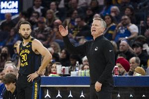 九游娱乐中心-库里没哨？科尔：抱怨根本没用 过去十年我一直在为他争取哨声