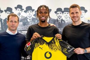 九游官方平台-官方：多特签下切尔西中场楚克乌梅卡，转会费2500万欧+浮动+转售