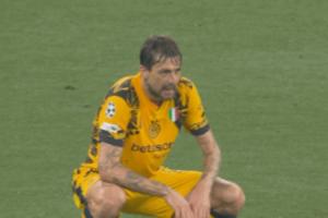 真的跑不动了37岁阿切尔比被19岁马尤卢超车，蹲在地上喘粗气