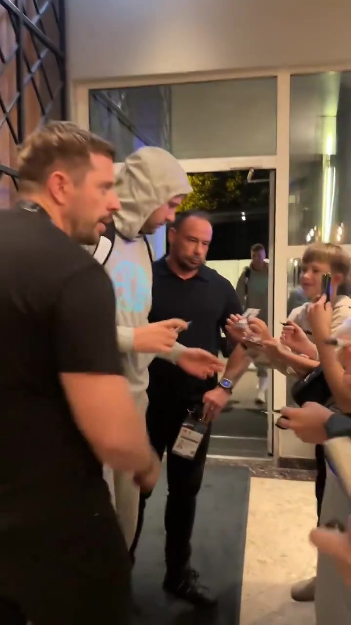 东契奇返回斯洛文尼亚 在机场耐心为一众球迷签名