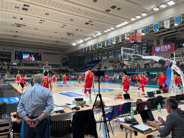 九游娱乐中心-【现场】乔氏男篮焕然一新 李凯尔今夜正式亮相