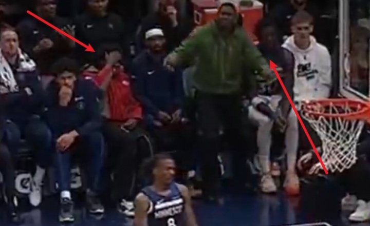 九游娱乐中心-戈贝尔筐底放篮不进！场边麦丹无奈捂脸&amp;华子直接站起无语摊手